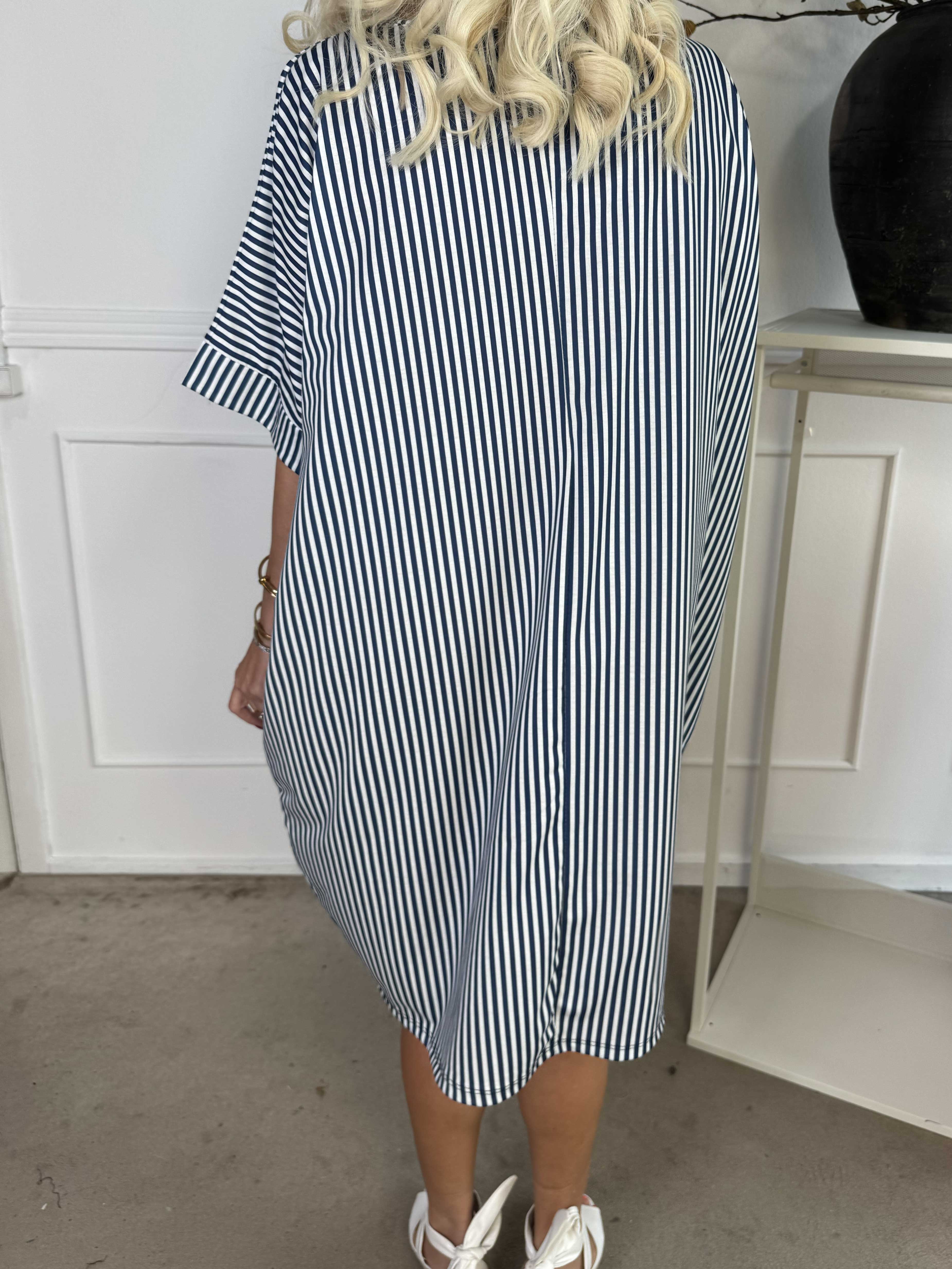 Mintu Stripe Dress - Blød stribet kjole i bomuld med similisten